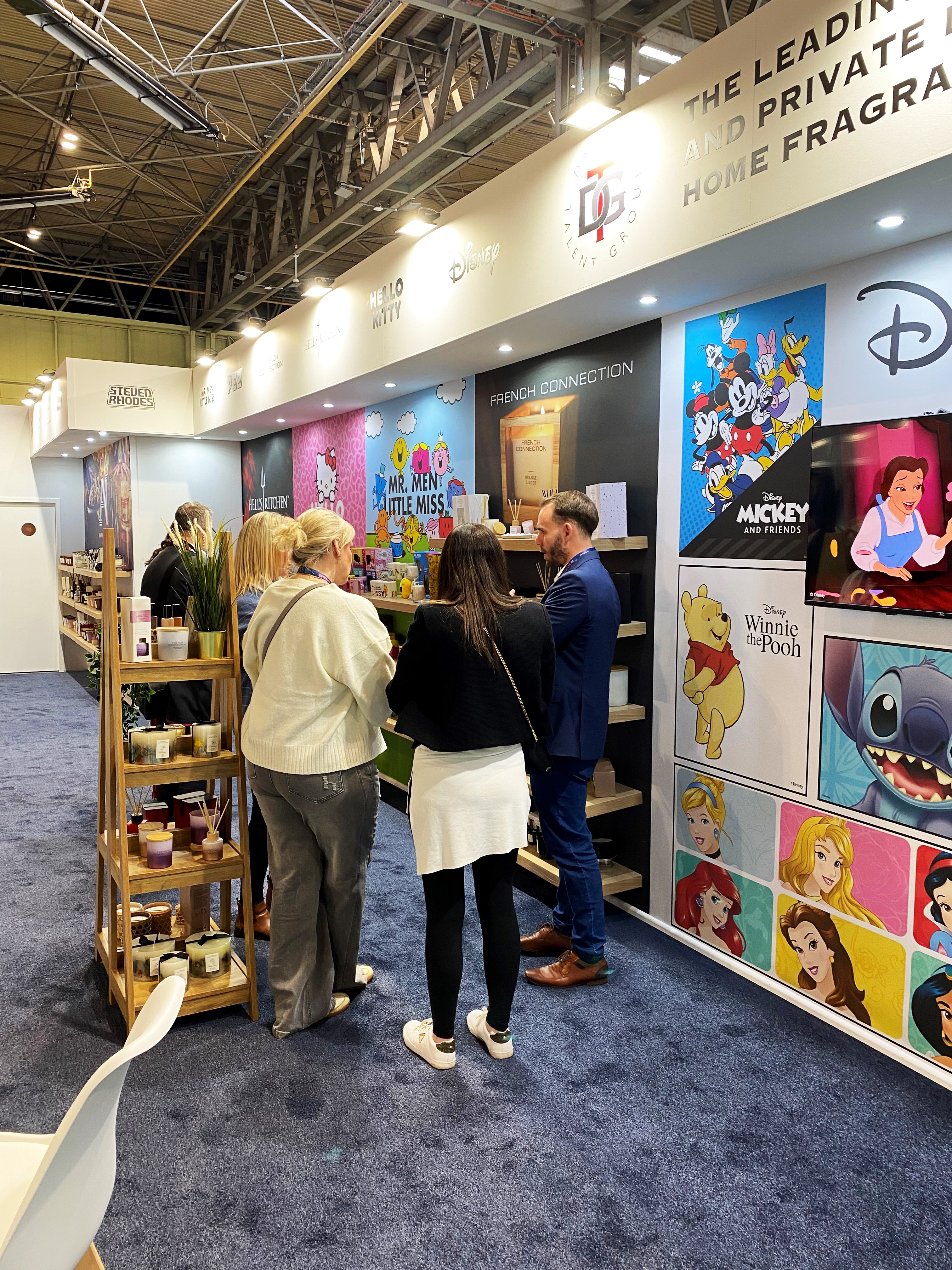 CUSTOMER DISCUSSIONS ON THE STAND.jpg CUSTOMER DISCUSSIONS ON THE STAND.jpg